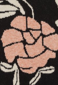Tessuto con un motivo floreale rosa su uno sfondo nero, con contorni dettagliati in nero e fibre morbide e textured.