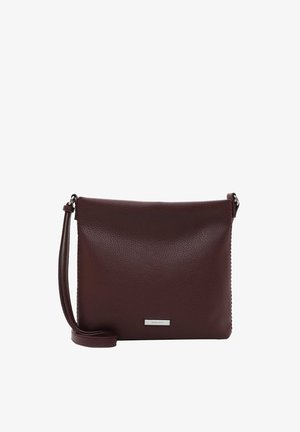 Sac bandoulière en cuir marron foncé texturé avec une sangle ajustable et un petit logo métallique rectangulaire de la marque au centre devant.