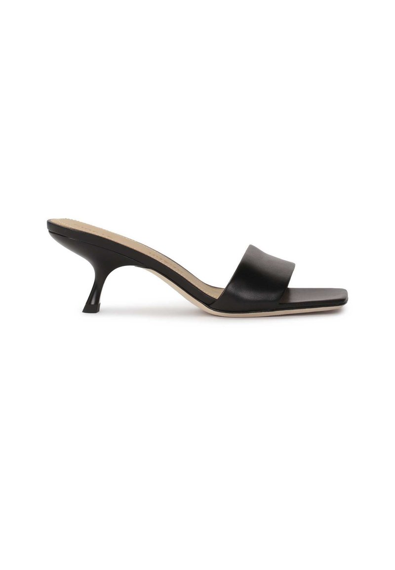 Zwarte leren heeled mules met een brede band en een puntige neus. De hak is slank en licht gebogen, met een beige binnenzool.