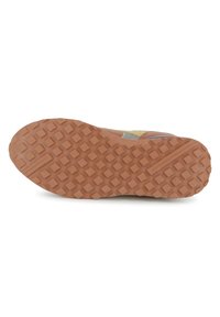 Sapato de exterior com uma sola de borracha texturizada, apresentando um padrão castanho e bege, biqueira reforçada e design de atacadores.