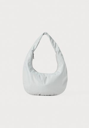 Mjuk, ljusgrå hobo-väska i syntetiskt material. Har ett enda vadderat handtag samt ett dragkedjeutrymme på sidan.
