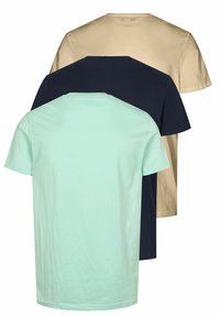 Tři trička v mátově zelené, námořnické modré a béžové barvě. Každé má kulatý výstřih a krátké rukávy, vyrobeno z měkké tkaniny s hladkou texturou.