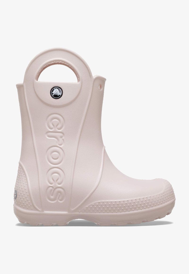 Różowy wodoodporny but wykonany z gumy, z zaokrąglonym designem, teksturowaną podeszwą antypoślizgową, dużym okrągłym uchwytem i wypukłym logo po boku.