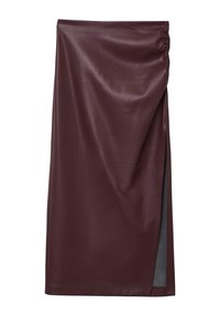 Burgunderfarbene Kunstlederrock mit einem gerafften Seiten Detail und einem hohen Schlitz. Glatte Textur mit einem eleganten Finish und einer strukturierten Form.
