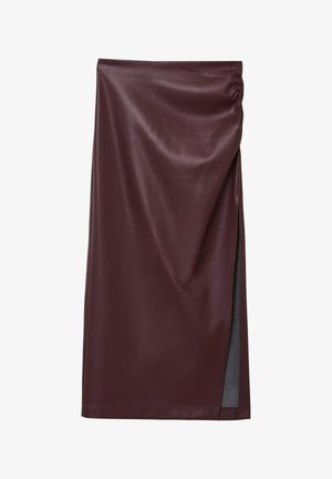 Gonna in ecopelle bordeaux con dettaglio arricciato sul lato e spacco alto. Texture liscia con una finitura elegante e una forma strutturata.