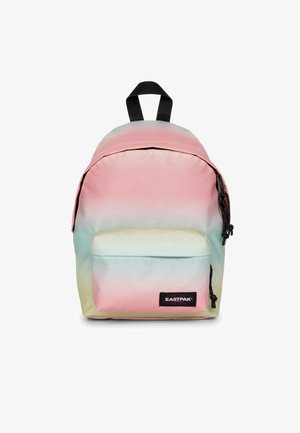 Sac à dos dégradé rose et bleu en tissu durable. Comprend une poche zippée à l'avant et un patch logo noir. Poignée de transport noire simple sur le dessus.