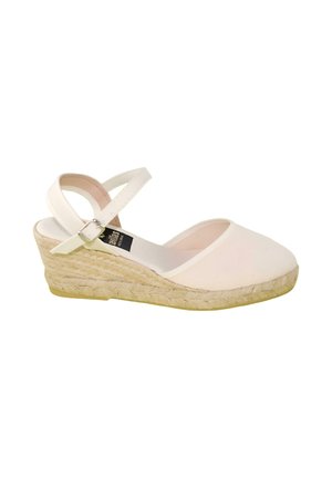 Sandalia cuña blanca de punta cerrada con correa en el tobillo y hebilla, con suela de yute trenzado.