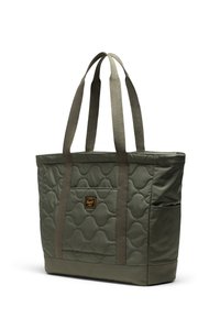 Sac fourre-tout matelassé de couleur verte avec deux longues poignées en tissu, design court, poche latérale et un petit écusson de marque au centre.