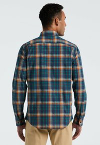 Herenoverhemd met lange mouwen in een geruit patroon, featuring blauwe, groene, oranje en grijze kleuren. Het heeft een button-down kraag en een afgeronde zoom. De stof is getextureerd.