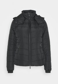 Chaqueta acolchada negra con cuello alto, cierre de cremallera en la parte delantera y solapas en los hombros con botones a presión. Cuenta con dos bolsillos laterales con cremallera y puños acanalados.