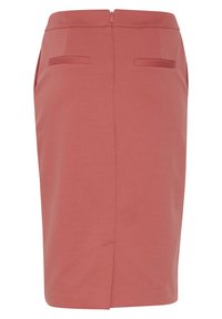 Jupe crayon rose avec une texture lisse, fermeture éclair au dos et deux poches avant. Elle présente une fente discrète à l'arrière pour plus de liberté de mouvement.