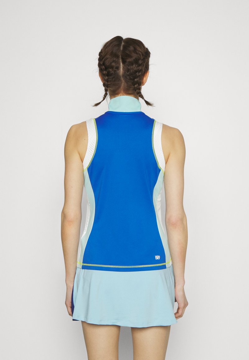 Robe de sport sans manches en bleu et bleu clair, avec un col haut, des accents en maille et un design de jupe évasée.