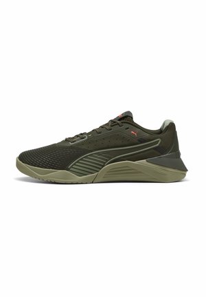 Baskets de sport vert olive avec une tige en maille texturée, un bout renforcé et une semelle antidérapante PUMA. Comprend un design à lacets et un col rembourré.
