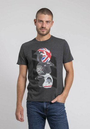 T-shirt en coton gris avec un imprimé graphique de casques de moto avec le drapeau britannique, du texte et des accents de logo circulaires. Manches courtes, col rond.
