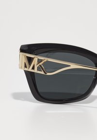 Michael Kors CANTABRIA - Päikeseprillid - black