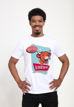 Bílý bavlněný tričko s barevnou grafikou krávy a textem "La vache qui rit" ve vintage stylu.