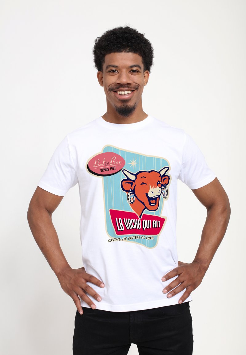 T-shirt bianco in cotone con una grafica colorata di mucca e il testo "La vache qui rit" in un design ispirato al vintage.