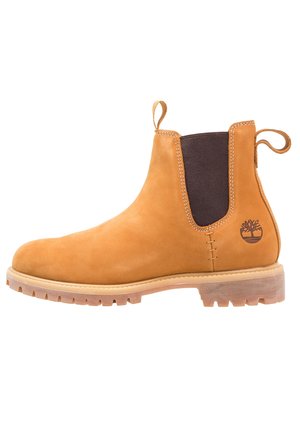 Konjakinruskea nahkainen Chelsea-saapas, jossa on musta joustava sivupaneeli, vetokahvat, ommellut yksityiskohdat, kumipohja ja Timberlandin puulogo kannassa.