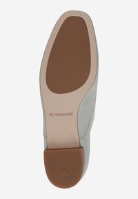 Semelle en suede gris avec un talon en caoutchouc marron. Présente le nom de marque en relief "PETER KAISER" et un logo circulaire sur le talon.