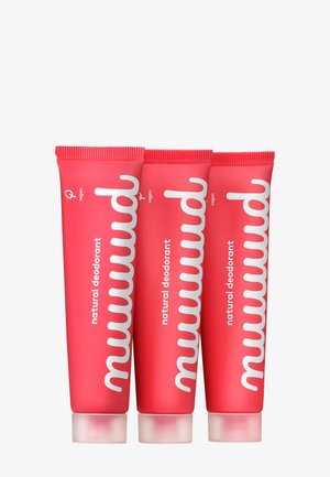 Trois tubes rouges de déodorant naturel vegan Muud disposés côte à côte sur un fond blanc.