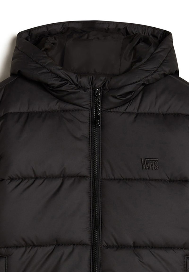 Chaqueta de plumas negra con capucha, que presenta un cierre frontal de cremallera y paneles horizontales cosidos. Incluye un logotipo sutil en el lado izquierdo.