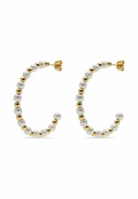 Guld hoops øreringe med skiftende hvide perler og guld perler, sikret med sommerfuglebagskaber på en hvid baggrund.