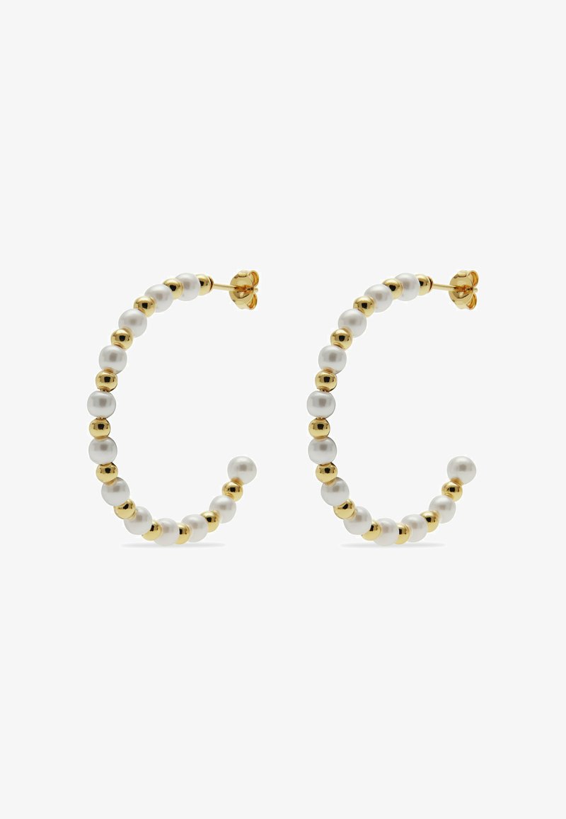 Guld hoops øreringe med skiftende hvide perler og guld perler, sikret med sommerfuglebagskaber på en hvid baggrund.