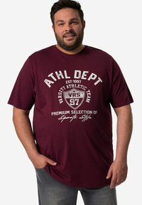 Bordeauxfarbener Baumwoll-T-Shirt mit kurzen Ärmeln und grafischem Druck. Mit dem Text "ATHL DEPT" und einem Badge-Design in Weiß. Lässige Passform mit Rundhalsausschnitt.