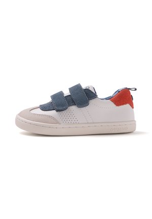 Sneaker basse bianche e grigie con doppie cinghie in velcro blu e dettaglio rosso sul tallone, progettate per un uso casual.