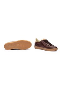 Sneaker in pelle marrone con un design texturizzato, suola in gomma e accenti color crema. Presenta lacci tondi e un branding minimal sulla parte posteriore.