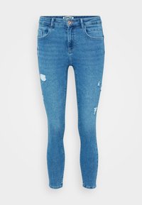 Jeans ajustados de mezclilla azul claro con un diseño desgastado, que presenta desgastes en ambas piernas y un estilo estándar de cinco bolsillos.