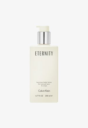 Lotion pour le corps Calvin Klein Eternity dans un flacon rectangulaire crème avec une pompe poussoir et des accents argentés, 6,7 fl oz (200 ml).