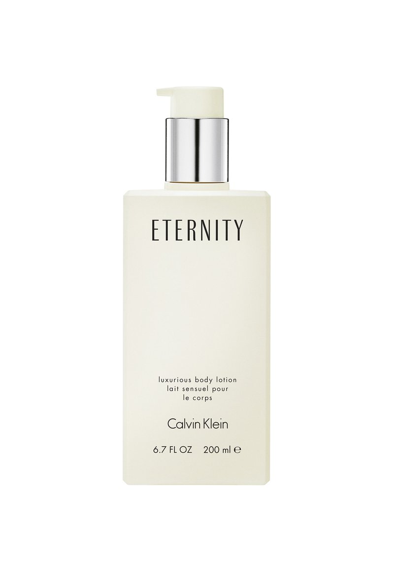 Lotion do ciała Calvin Klein Eternity w kremowej, prostokątnej butelce z pompką i srebrnymi akcentami, 6,7 fl oz (200 ml).