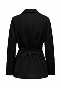 Manteau noir avec un design ajusté, col cranté, et taille cintrée avec une ceinture en tissu, finition texturée, manches longues et dos lisse.