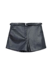 Pantaloni corti in pelle nera con una texture liscia, dotati di una cintura larga e una fibbia, zip frontale e tasche laterali.