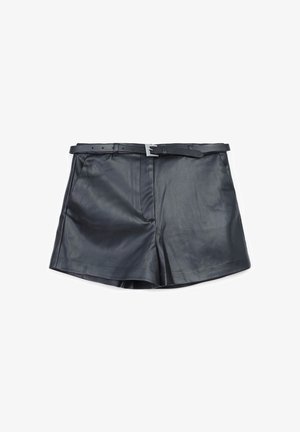 Shorts en cuir noir au toucher doux, avec une large ceinture et une boucle, une fermeture éclair à l'avant et des poches latérales.