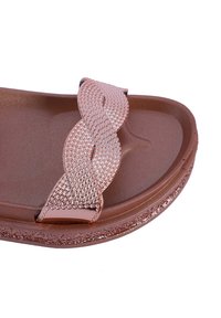 Sandalias marrones con una correa trenzada de metal color rosa dorado, plantilla texturizada y detalles brillantes en la suela. Diseño de punta redondeada.