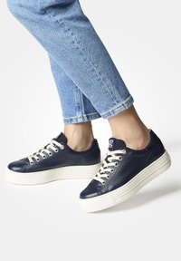 Marineblaue Ledersneaker mit cremefarbenen Schnürsenkeln, weißen Gummisohlen, runder Zehenform und strukturiertem Finish. Lässiges Design mit seitlichem Logodetail.