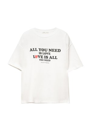 Weißes Baumwoll-T-Shirt mit kurzen Ärmeln, versehen mit schwarzem und rotem Text, der "ALL YOU NEED IS LOVE" und "LOVE IS ALL YOU NEED" lautet.