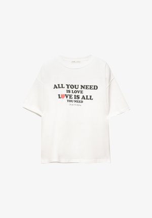 Weißes Baumwoll-T-Shirt mit kurzen Ärmeln, versehen mit schwarzem und rotem Text, der "ALL YOU NEED IS LOVE" und "LOVE IS ALL YOU NEED" lautet.