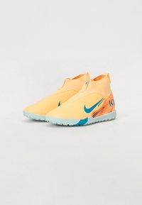Obuv Nike s bezšvovým, oranžovým syntetickým zvrškom s textúrovaným povrchom, modrým logom a svetlo modrou gumovou podrážkou s trakčnými vzormi.