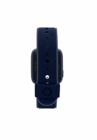 Marine siliconen smartwatch met een rechthoekige wijzerplaat, verstelbare strapgaten en een ronde knop op de strap. Getextureerde matte afwerking.