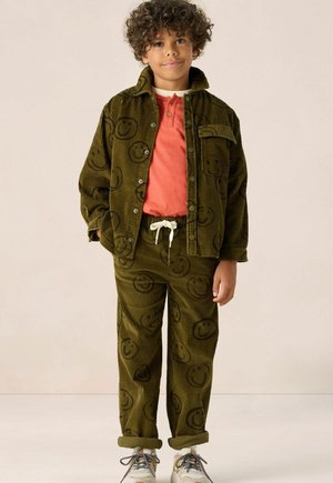 Corduroy-Jacke und -Hosen-Set in olivgrün mit schwarzem Smiley-Gesichts-Muster. Material: weich und strukturiert. Merkmale: Druckknöpfe und verstellbarer Kordelzug.