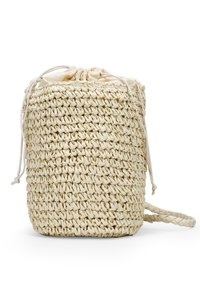 Borsa intrecciata beige con forma cilindrica, chiusura a cordoncino e una fodera interna liscia, caratterizzata da un esterno in fibra naturale testurizzata.