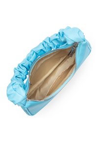 Pochette en satin bleu avec une poignée froncée, fermeture zippée et un intérieur beige disposant de deux compartiments. Texture lisse et matériel minimal.