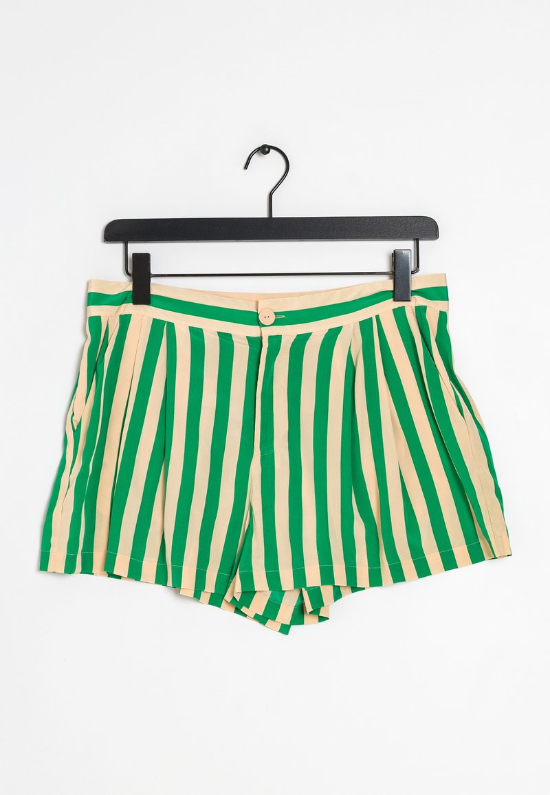 Shorts à rayures verticales vertes et beige avec fermeture par bouton, plis et poches latérales suspendus sur un cintre noir sur fond blanc.