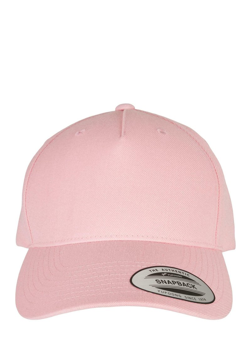 Hele roosa snapback kork, millel on struktureeritud disain, sile tekstuur ja lame ääreosa. Varustatud reguleeritava tagaosaga ja bränditud sildiga.