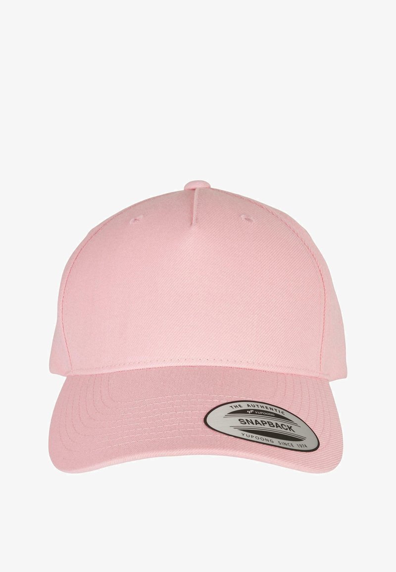 Lys rosa snapback caps med en strukturert design, glatt tekstur og flat skygge. Har en justerbar bakside og et merketikett.