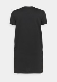 Robe noire unie à manches courtes avec un col rond, vue de dos sur un fond blanc uni.