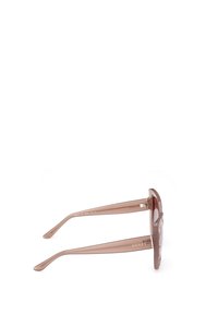 Lunettes de soleil rectangulaires surdimensionnées avec une monture transparente rose clair et une texture lisse. Logo de la marque doré sur le côté.